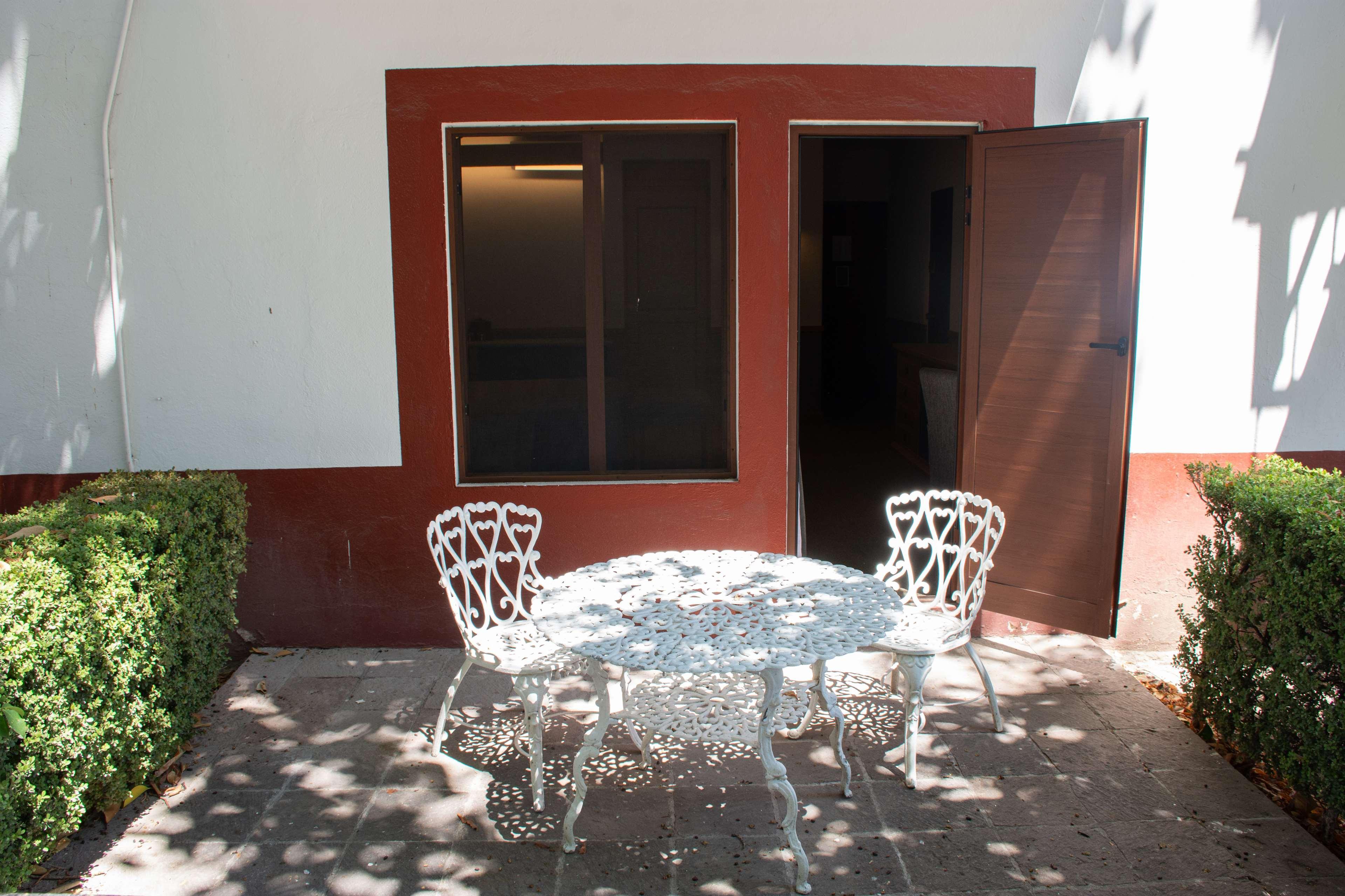 Hacienda Jurica By Brisas Querétaro Exterior foto A typical patio at the hotel