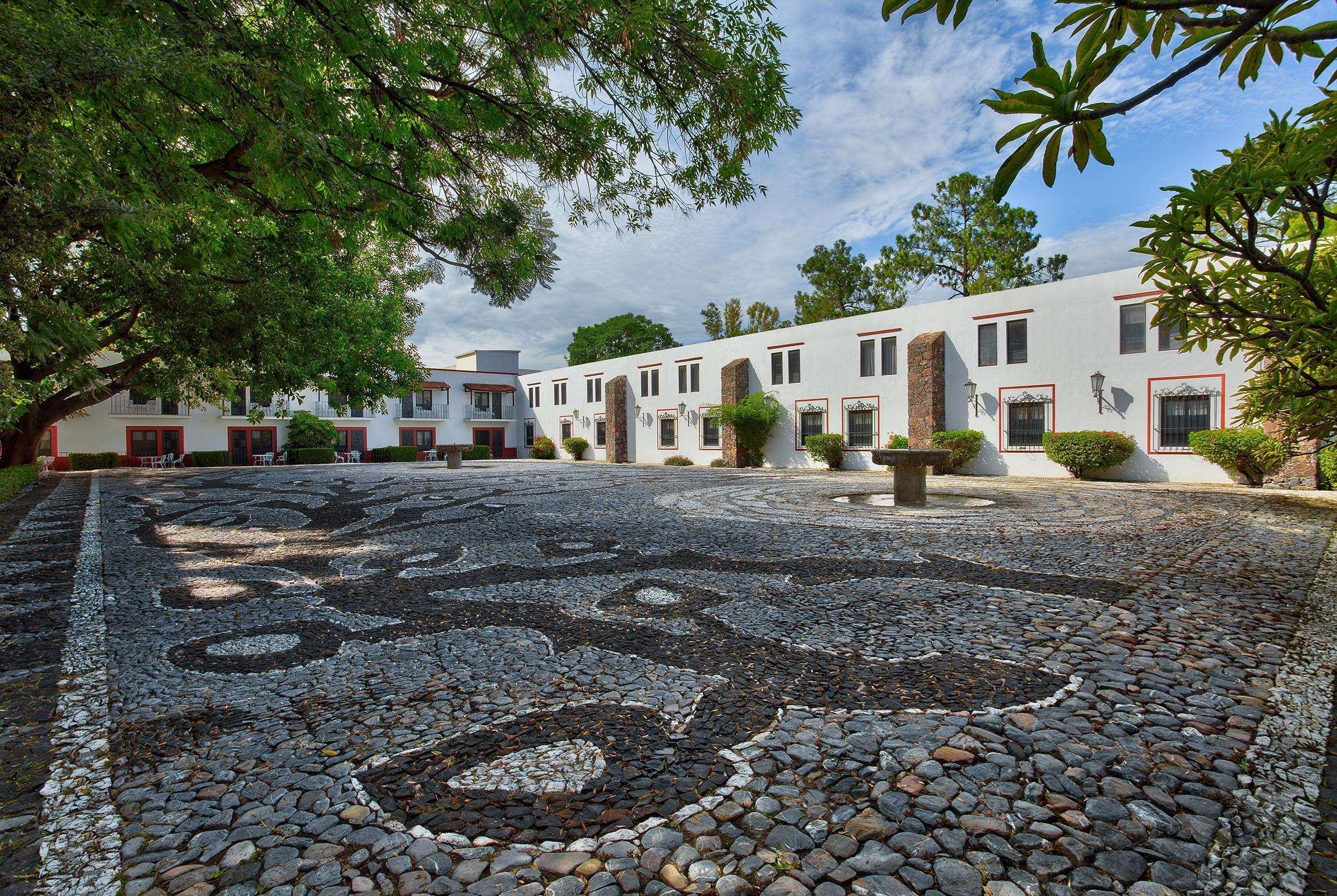 Hacienda Jurica By Brisas Querétaro Exterior foto The courtyard at the Santa Fe Plaza