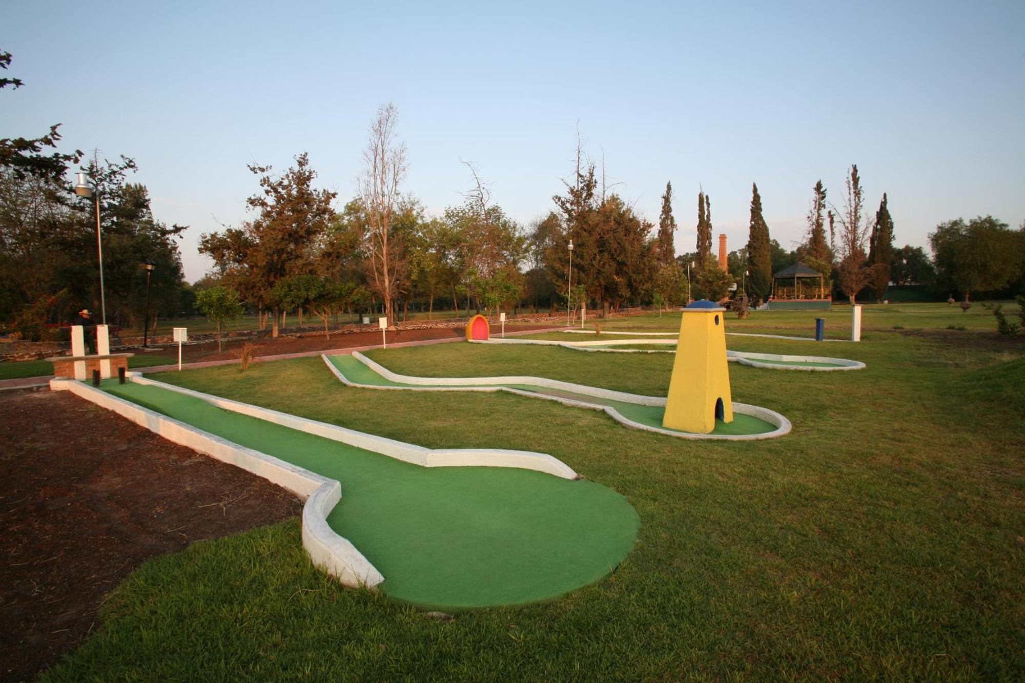 Hacienda Jurica By Brisas Querétaro Exterior foto Miniature golf course in the park